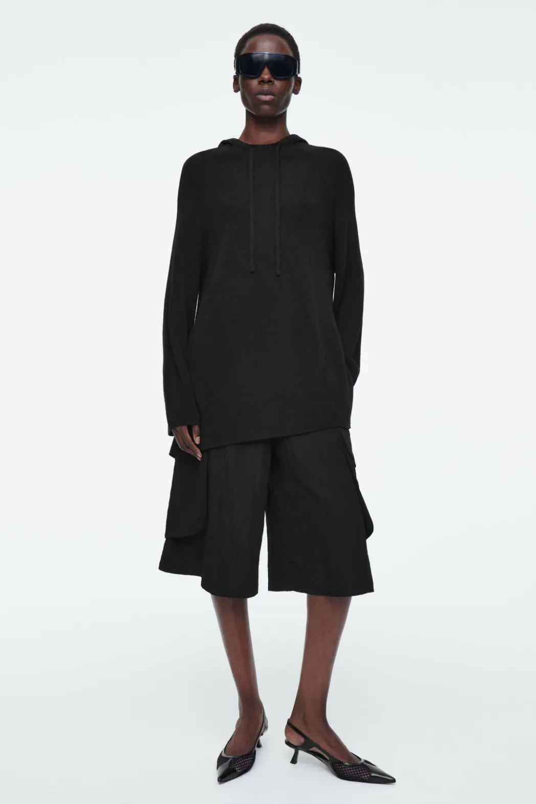 Sale COS LONGLINE CARGO SHORTS BLACK
