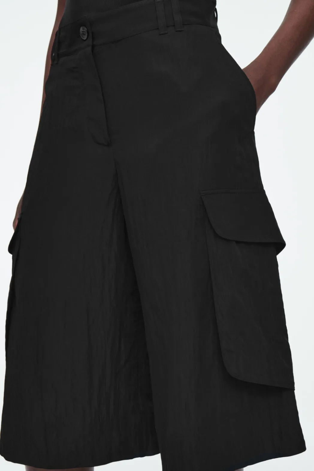 Sale COS LONGLINE CARGO SHORTS BLACK