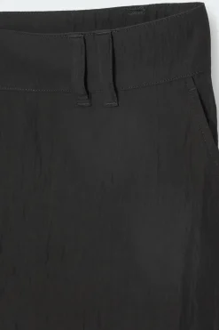 Sale COS LONGLINE CARGO SHORTS BLACK
