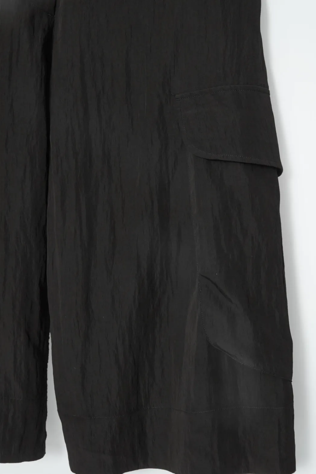 Sale COS LONGLINE CARGO SHORTS BLACK