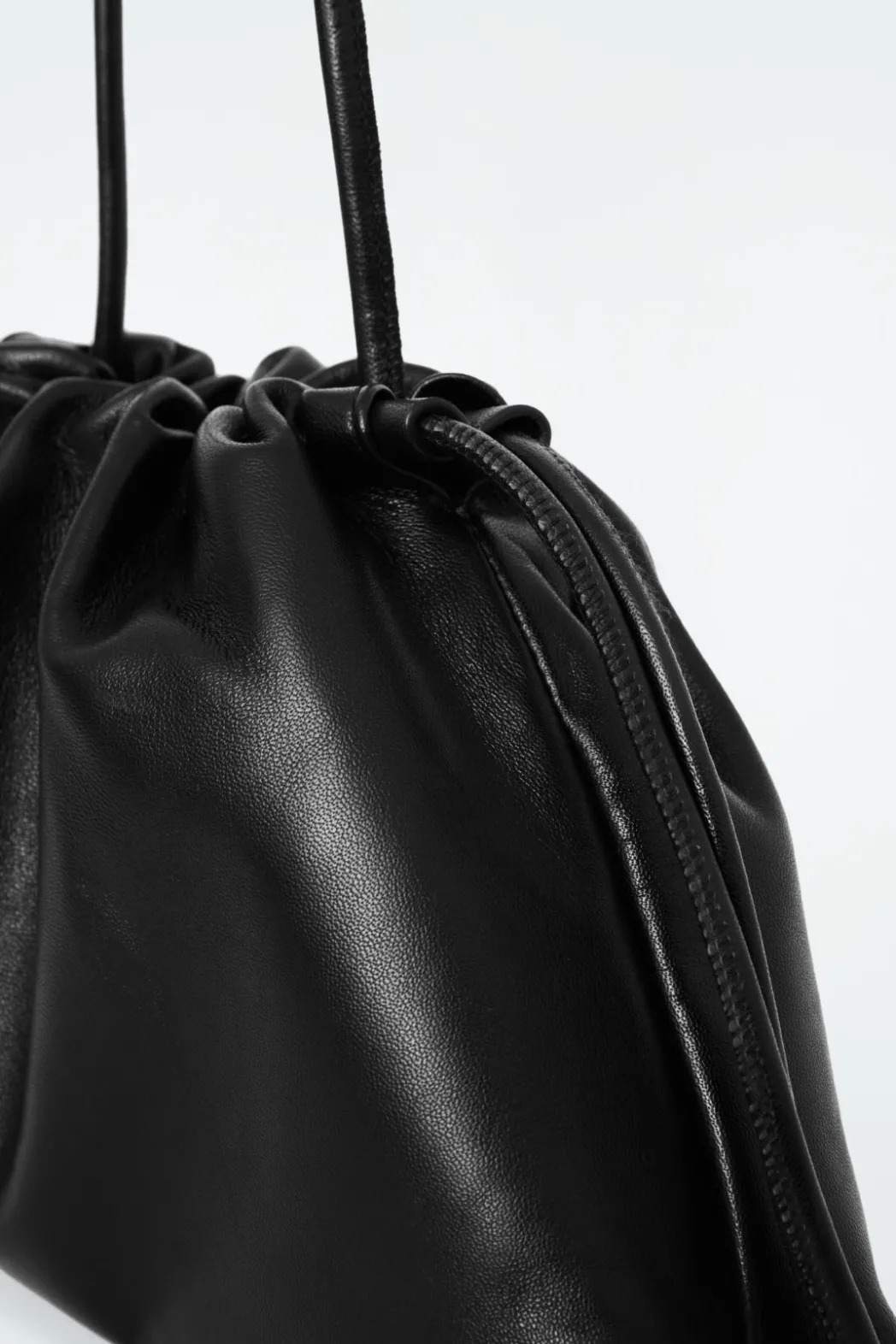 Best COS MINI CAVATELLI CLUTCH - LEATHER BLACK