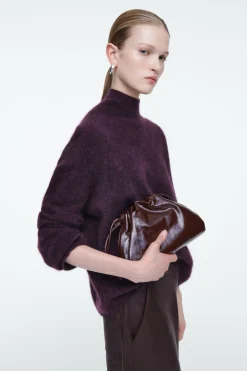 Online COS MINI CAVATELLI CLUTCH - LEATHER BORDEAUX