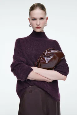 Online COS MINI CAVATELLI CLUTCH - LEATHER BORDEAUX