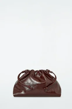 Online COS MINI CAVATELLI CLUTCH - LEATHER BORDEAUX