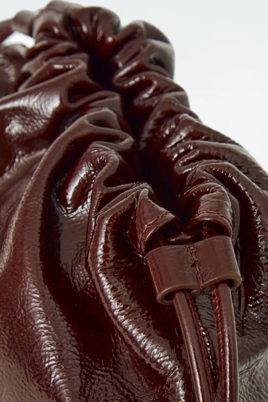 Online COS MINI CAVATELLI CLUTCH - LEATHER BORDEAUX