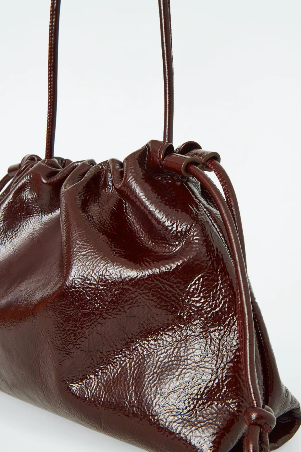 Online COS MINI CAVATELLI CLUTCH - LEATHER BORDEAUX
