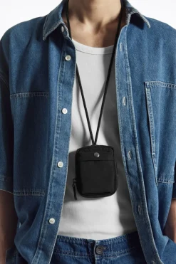 Best COS MINI CROSSBODY POUCH - NYLON BLACK