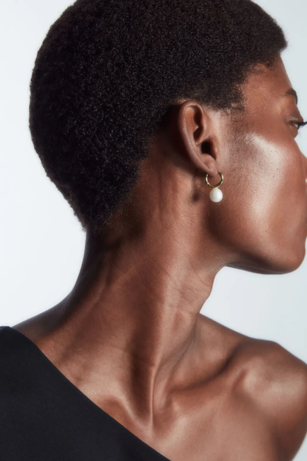 COS MISMATCHED PEARL EARRINGS GOLD