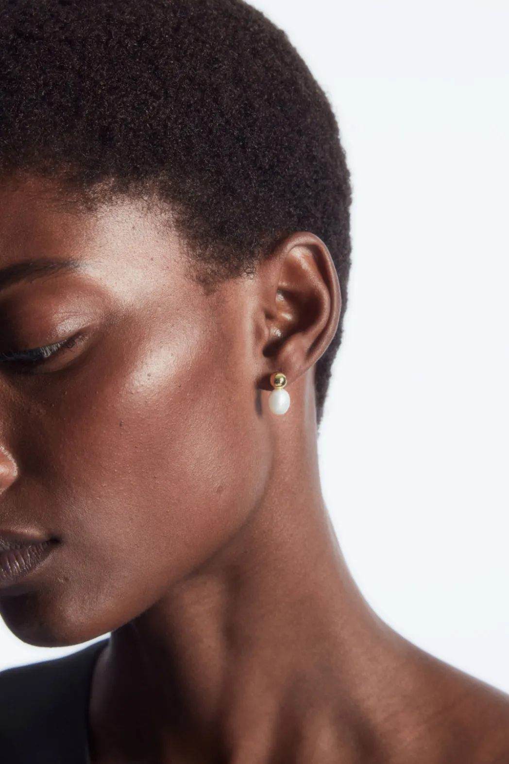 COS MISMATCHED PEARL EARRINGS GOLD