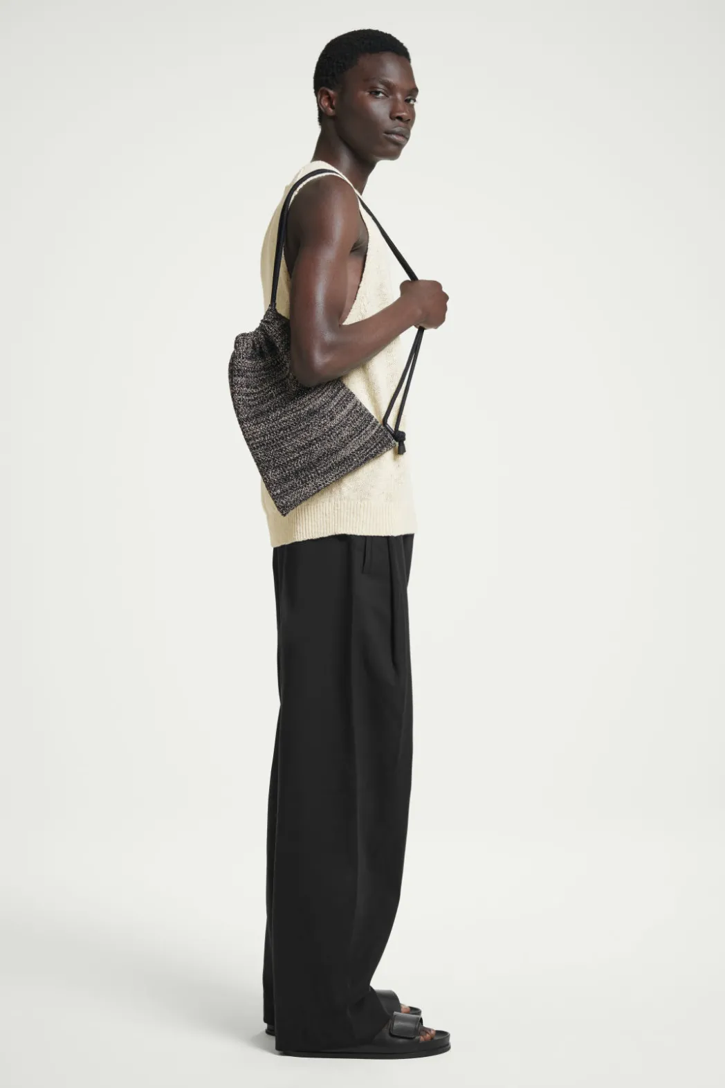 Outlet COS MÉLANGE KNITTED DRAWSTRING CROSSBODY BLACK / OFF-WHITE
