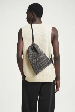 Outlet COS MÉLANGE KNITTED DRAWSTRING CROSSBODY BLACK / OFF-WHITE