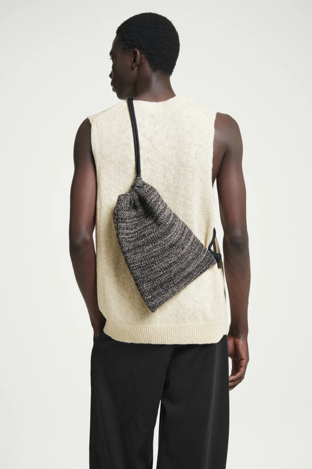 Outlet COS MÉLANGE KNITTED DRAWSTRING CROSSBODY BLACK / OFF-WHITE
