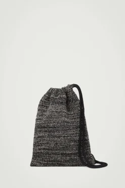 Outlet COS MÉLANGE KNITTED DRAWSTRING CROSSBODY BLACK / OFF-WHITE
