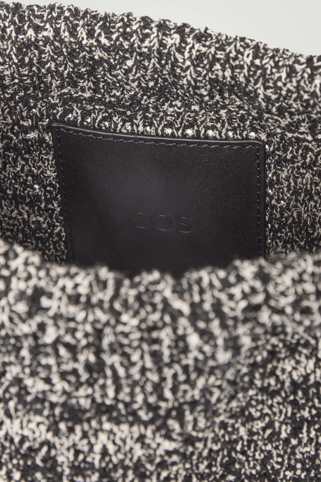Outlet COS MÉLANGE KNITTED DRAWSTRING CROSSBODY BLACK / OFF-WHITE