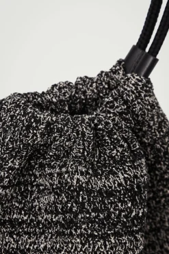 Outlet COS MÉLANGE KNITTED DRAWSTRING CROSSBODY BLACK / OFF-WHITE