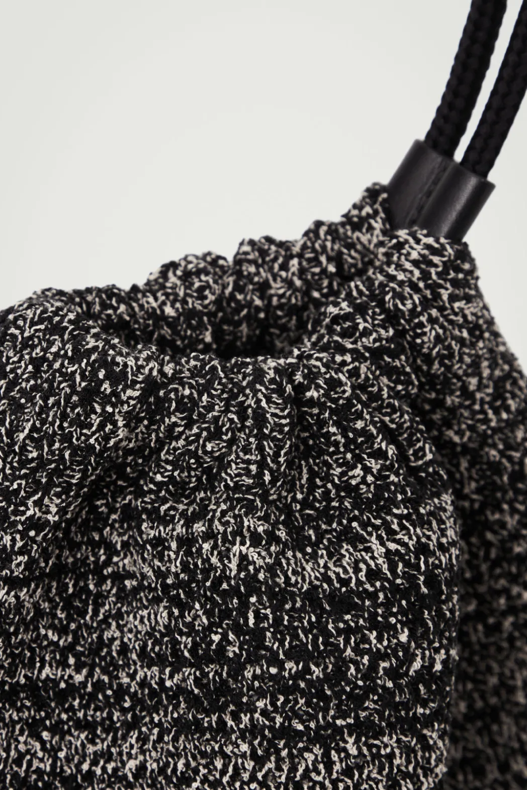 Outlet COS MÉLANGE KNITTED DRAWSTRING CROSSBODY BLACK / OFF-WHITE