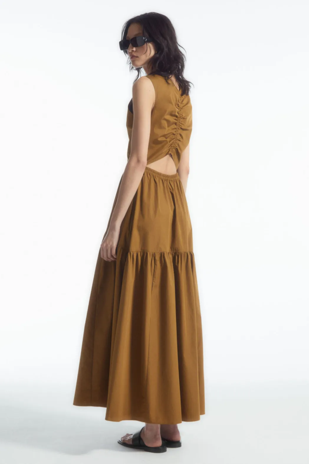 Clearance COS OPEN-BACK TIERED MIDI DRESS OCHRE