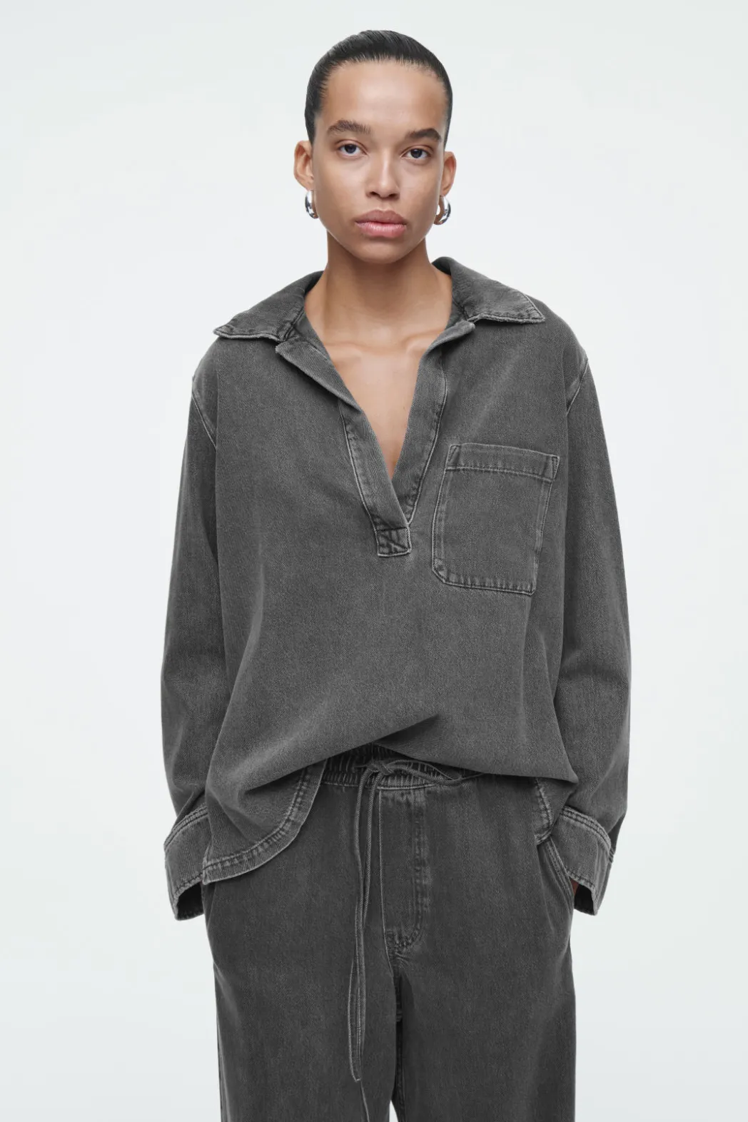 Outlet COS OPEN-COLLAR DENIM SHIRT WASHED BLACK