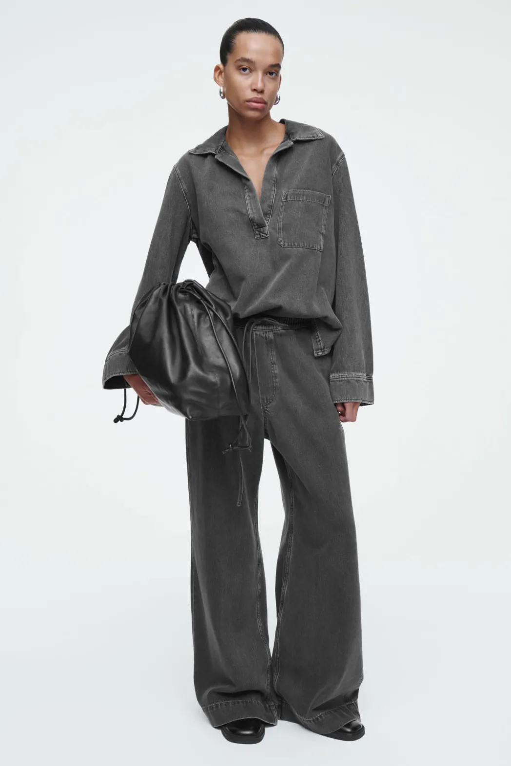 Outlet COS OPEN-COLLAR DENIM SHIRT WASHED BLACK