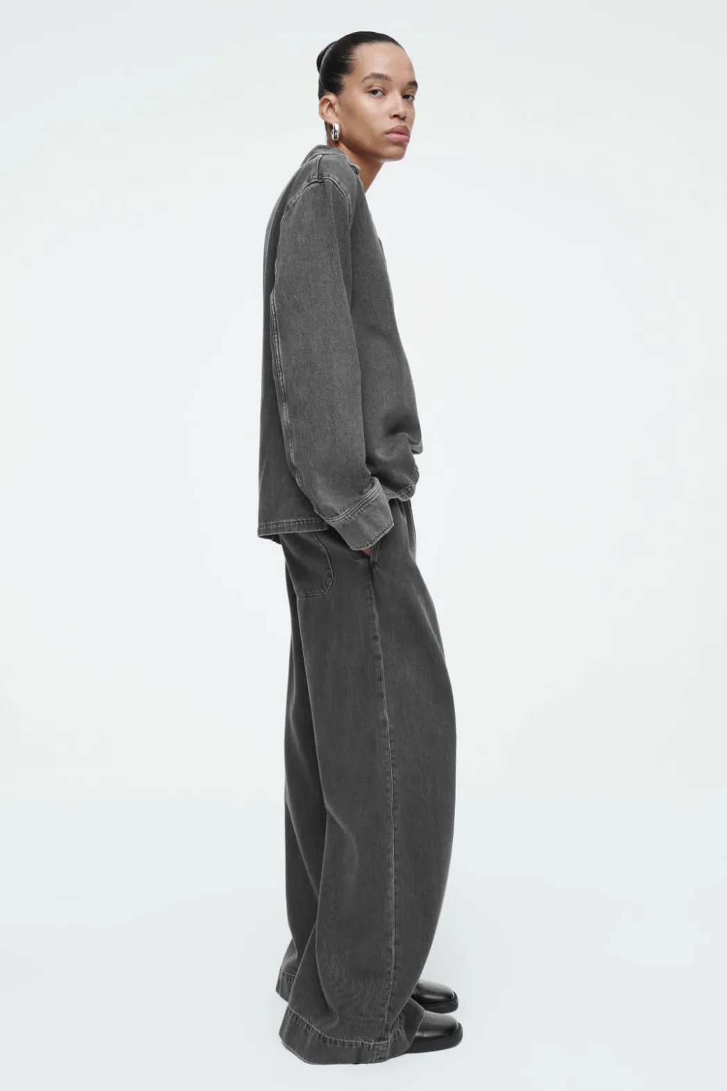 Outlet COS OPEN-COLLAR DENIM SHIRT WASHED BLACK