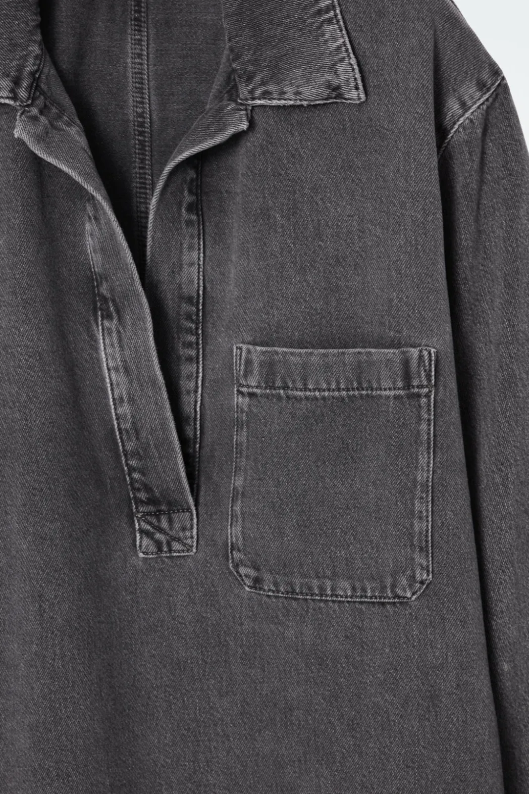 Outlet COS OPEN-COLLAR DENIM SHIRT WASHED BLACK
