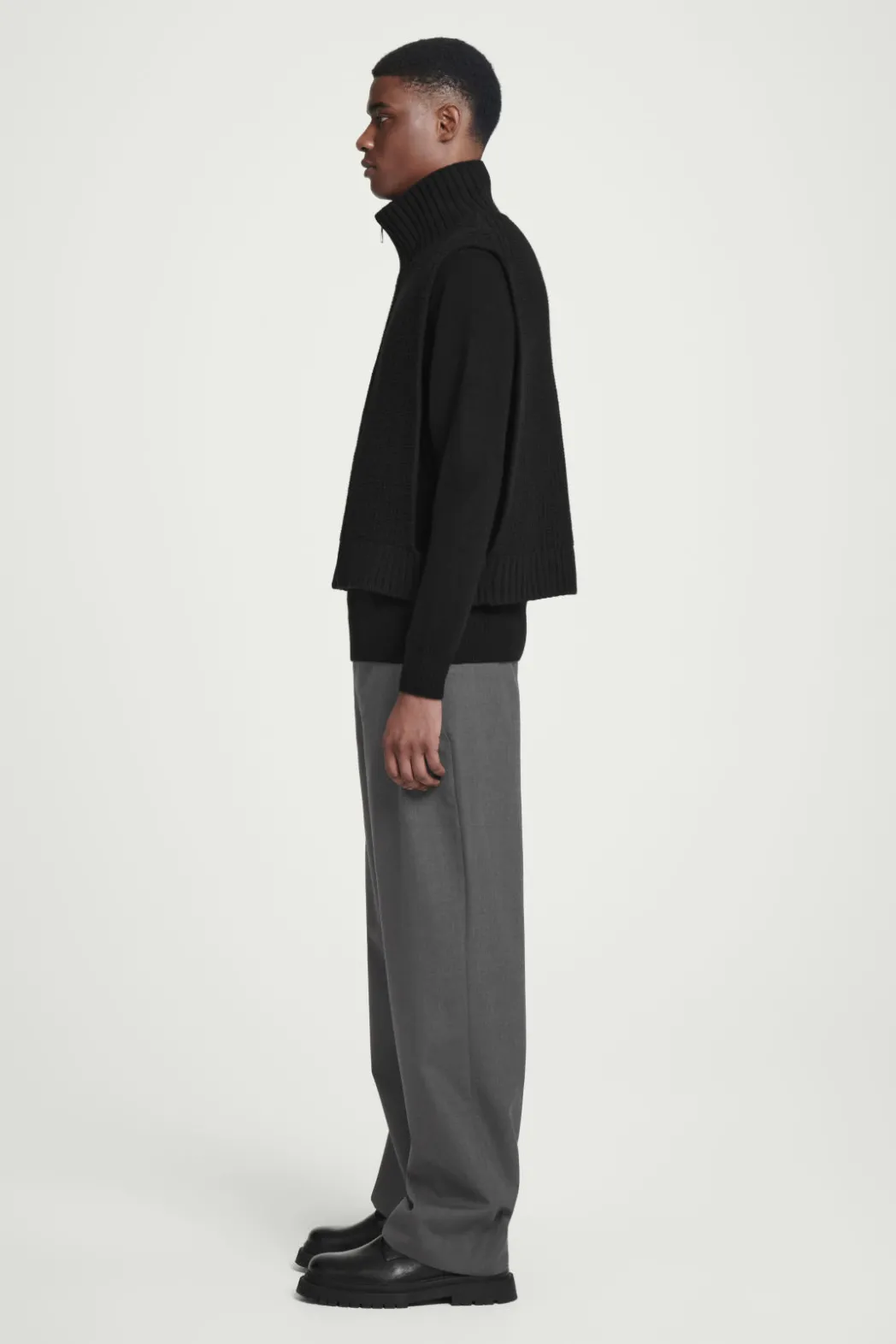 Online COS OPEN-SIDE ZIP-UP WOOL VEST BLACK