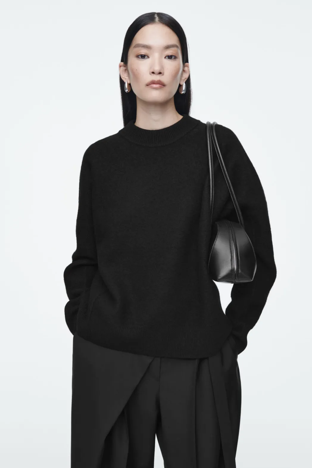 Outlet COS OVERSIZED BOILED MERINO WOOL SWEATER BLACK