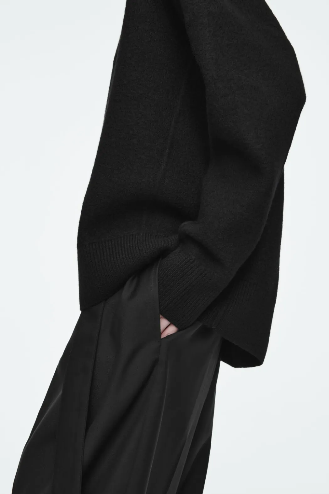 Outlet COS OVERSIZED BOILED MERINO WOOL SWEATER BLACK