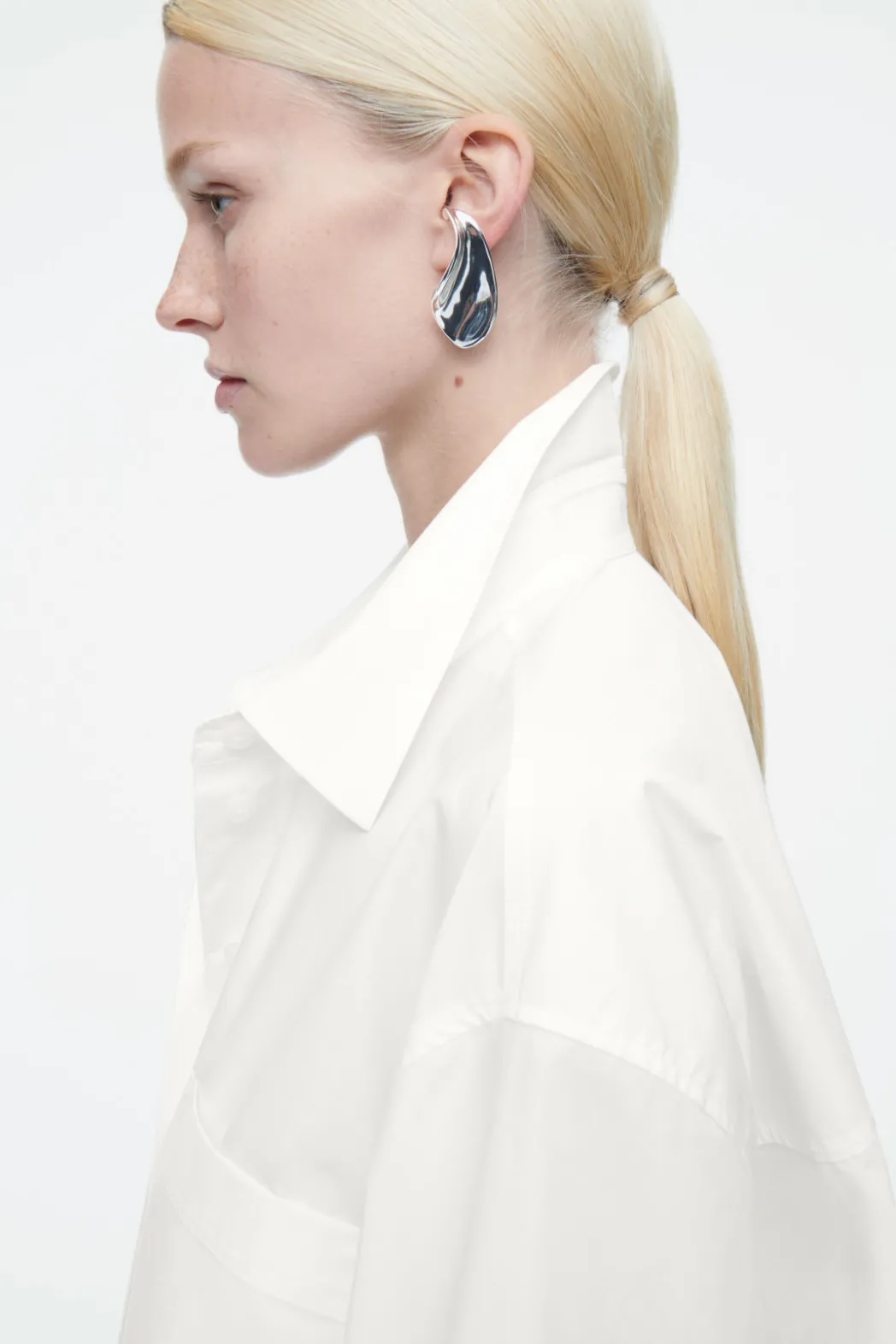 Outlet COS OVERSIZED CURVED-HEM SHIRT WHITE
