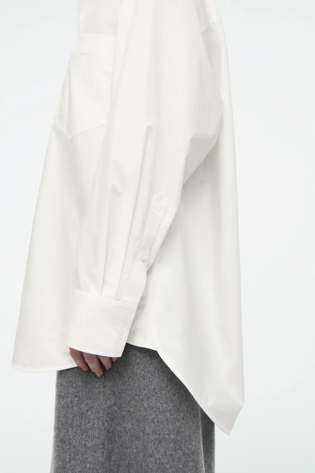 Outlet COS OVERSIZED CURVED-HEM SHIRT WHITE