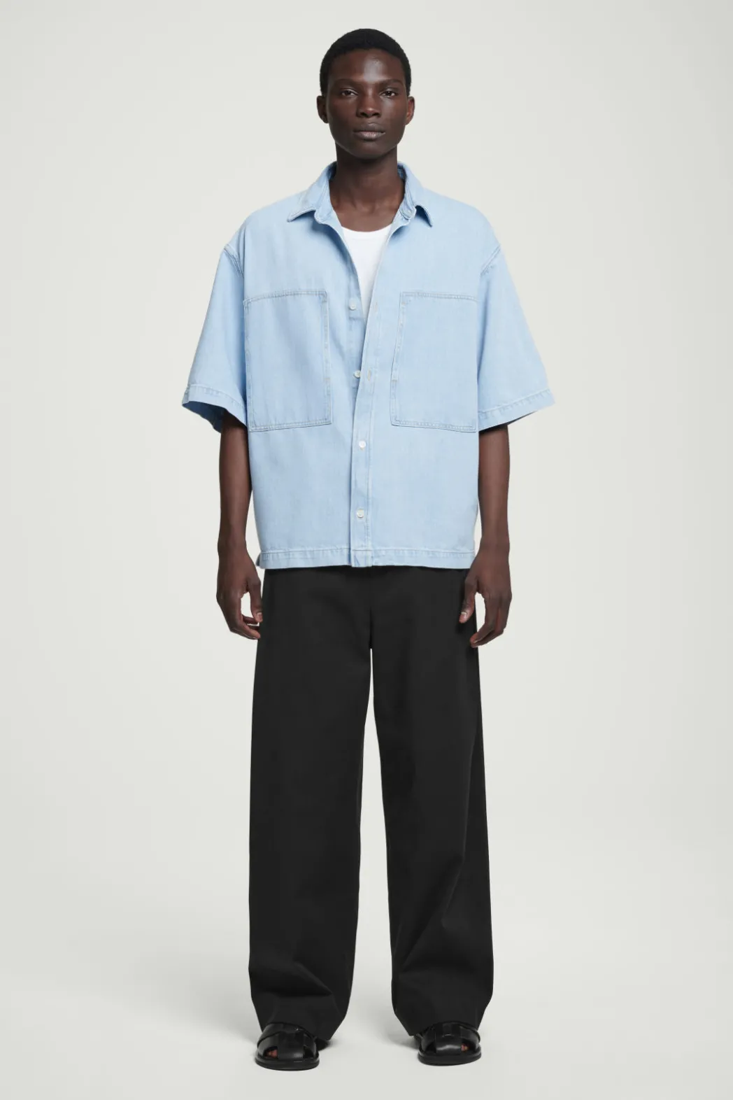 Clearance COS OVERSIZED SHORT-SLEEVED DENIM SHIRT LIGHT BLUE