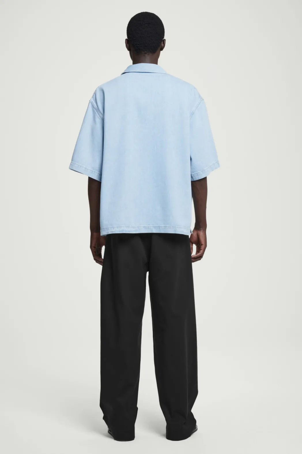 Clearance COS OVERSIZED SHORT-SLEEVED DENIM SHIRT LIGHT BLUE