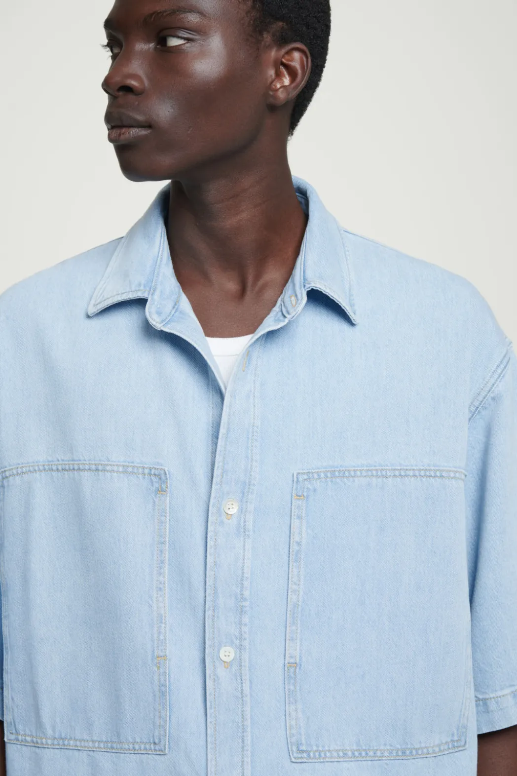 Clearance COS OVERSIZED SHORT-SLEEVED DENIM SHIRT LIGHT BLUE