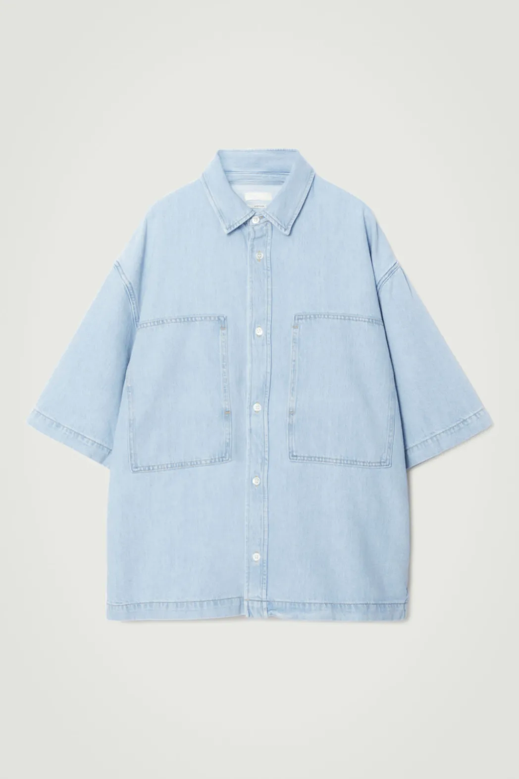 Clearance COS OVERSIZED SHORT-SLEEVED DENIM SHIRT LIGHT BLUE