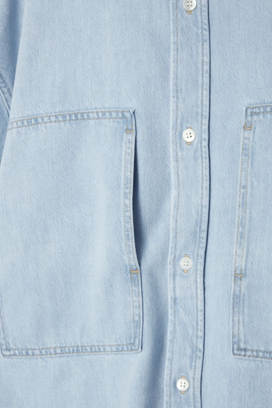 Clearance COS OVERSIZED SHORT-SLEEVED DENIM SHIRT LIGHT BLUE