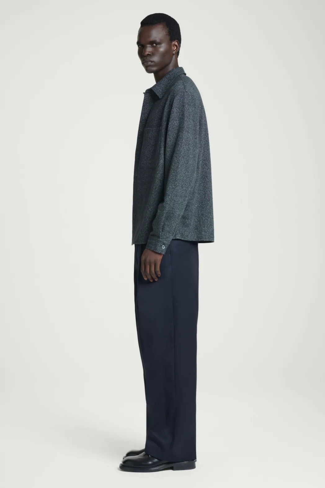 Discount COS OVERSIZED TEXTURED COTTON OVERSHIRT NAVY / WHITE