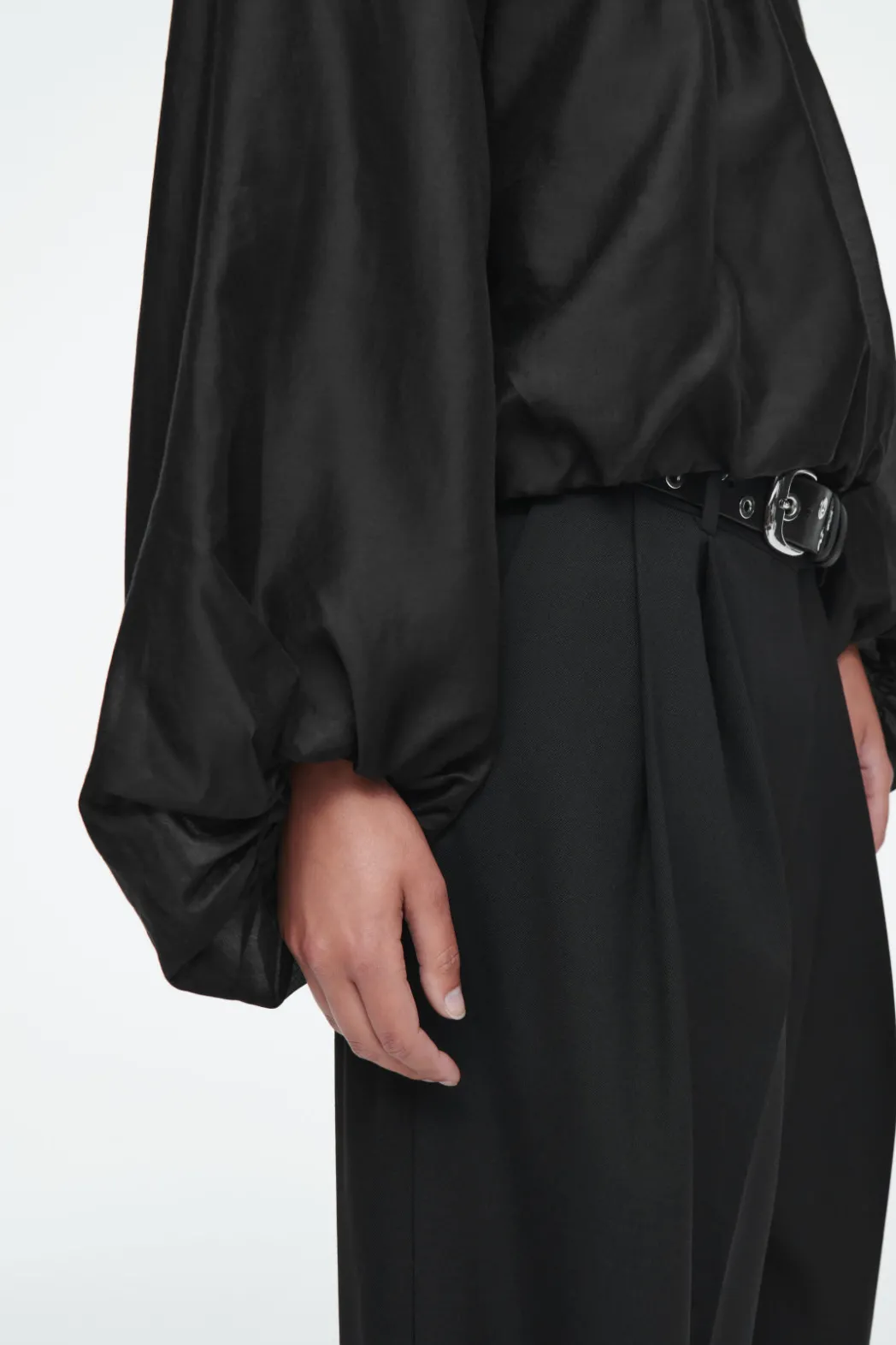Online COS PARACHUTE BLOUSE BLACK