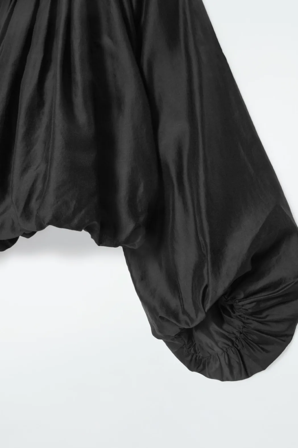 Online COS PARACHUTE BLOUSE BLACK