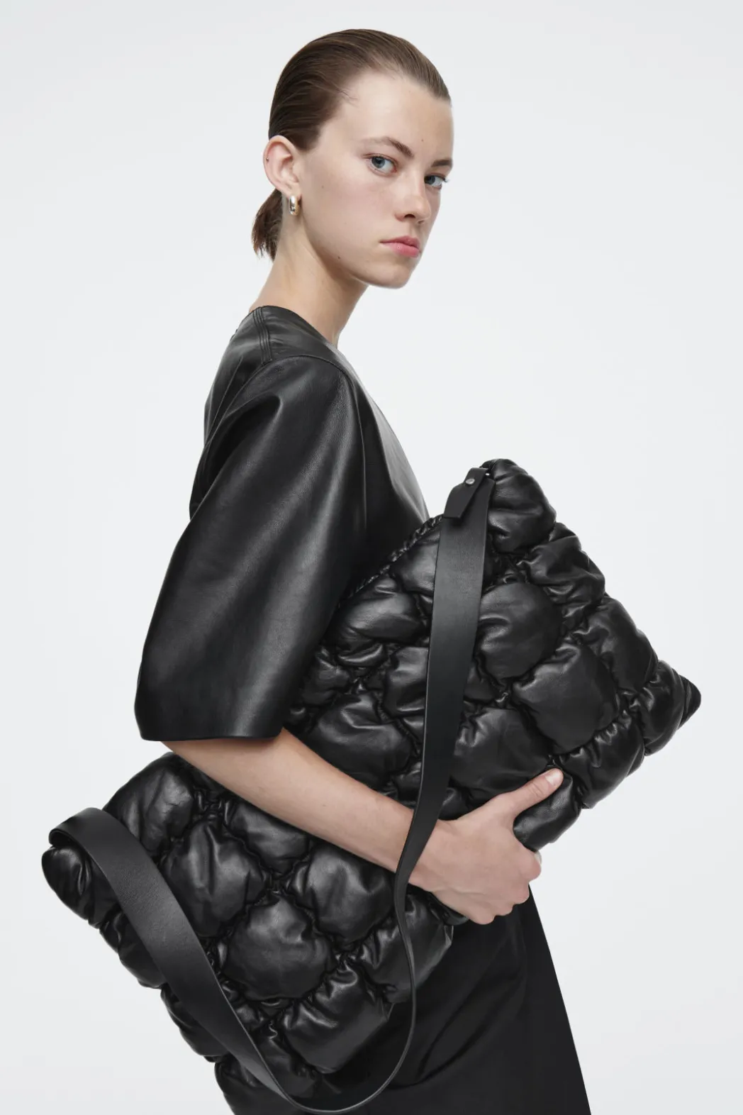 Clearance COS PILLOW OVERSIZED QUILTED CLUTCH - LEATHER BLACK