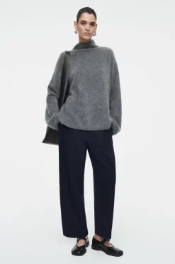 COS PLEATED BARREL-LEG CHINOS NAVY