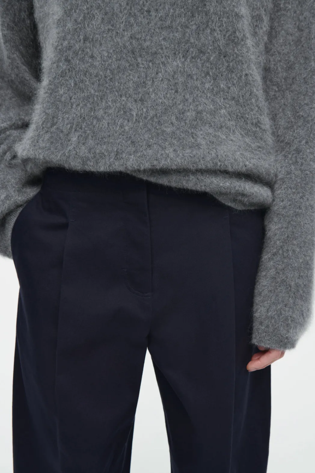 COS PLEATED BARREL-LEG CHINOS NAVY