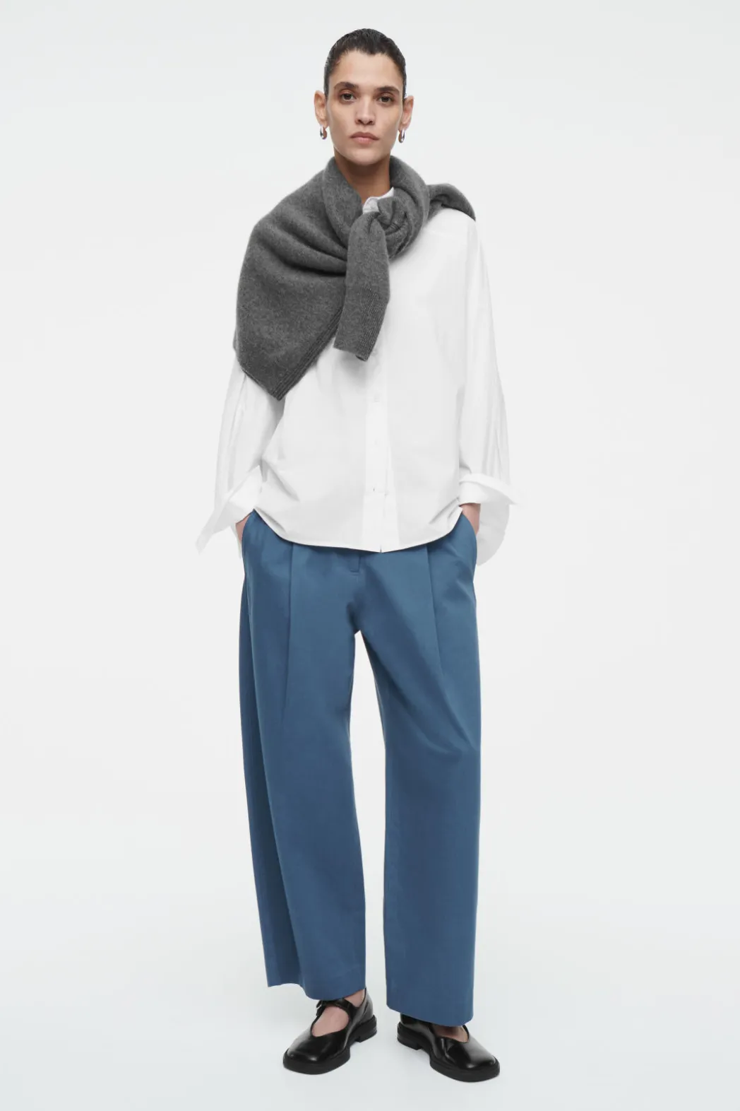 Clearance COS PLEATED BARREL-LEG CHINOS BLUE