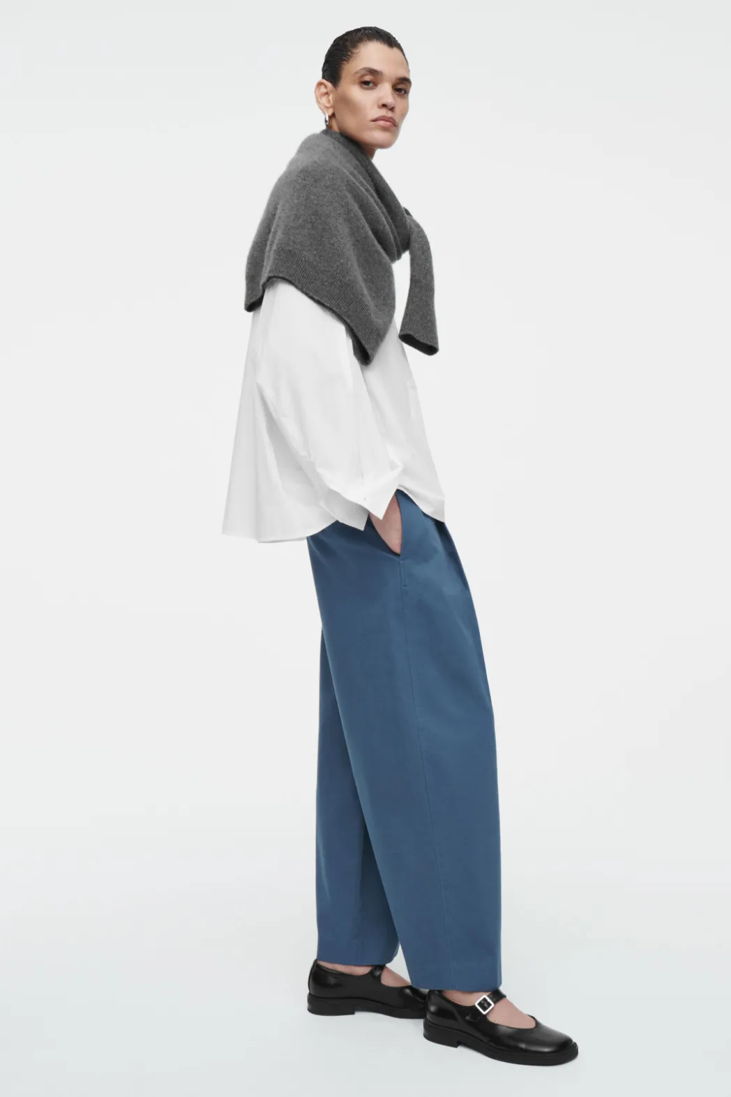 Clearance COS PLEATED BARREL-LEG CHINOS BLUE