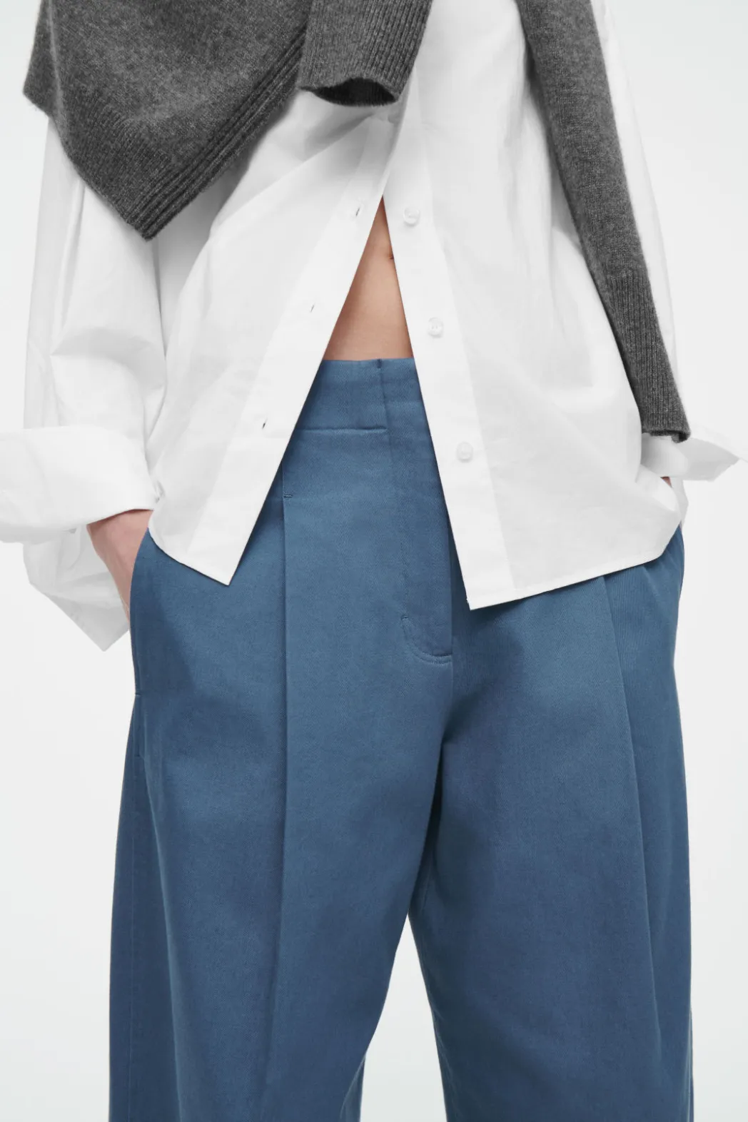 Clearance COS PLEATED BARREL-LEG CHINOS BLUE