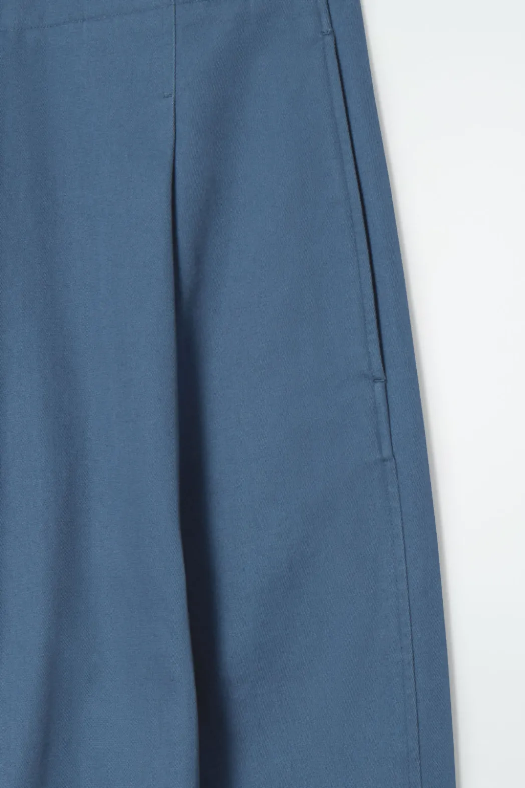 Clearance COS PLEATED BARREL-LEG CHINOS BLUE