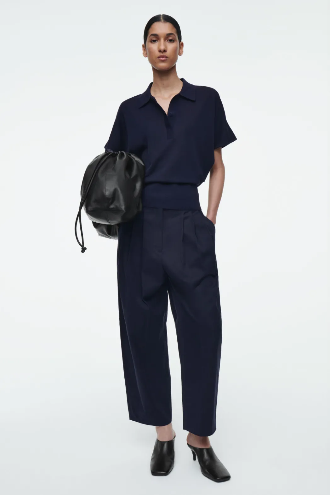 Discount COS PLEATED BARREL-LEG COTTON PANTS NAVY