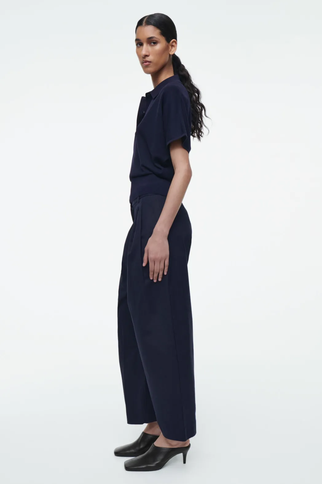 Discount COS PLEATED BARREL-LEG COTTON PANTS NAVY