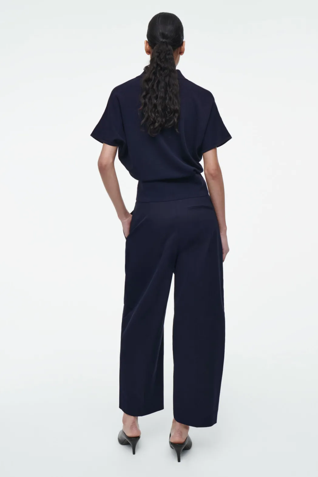 Discount COS PLEATED BARREL-LEG COTTON PANTS NAVY