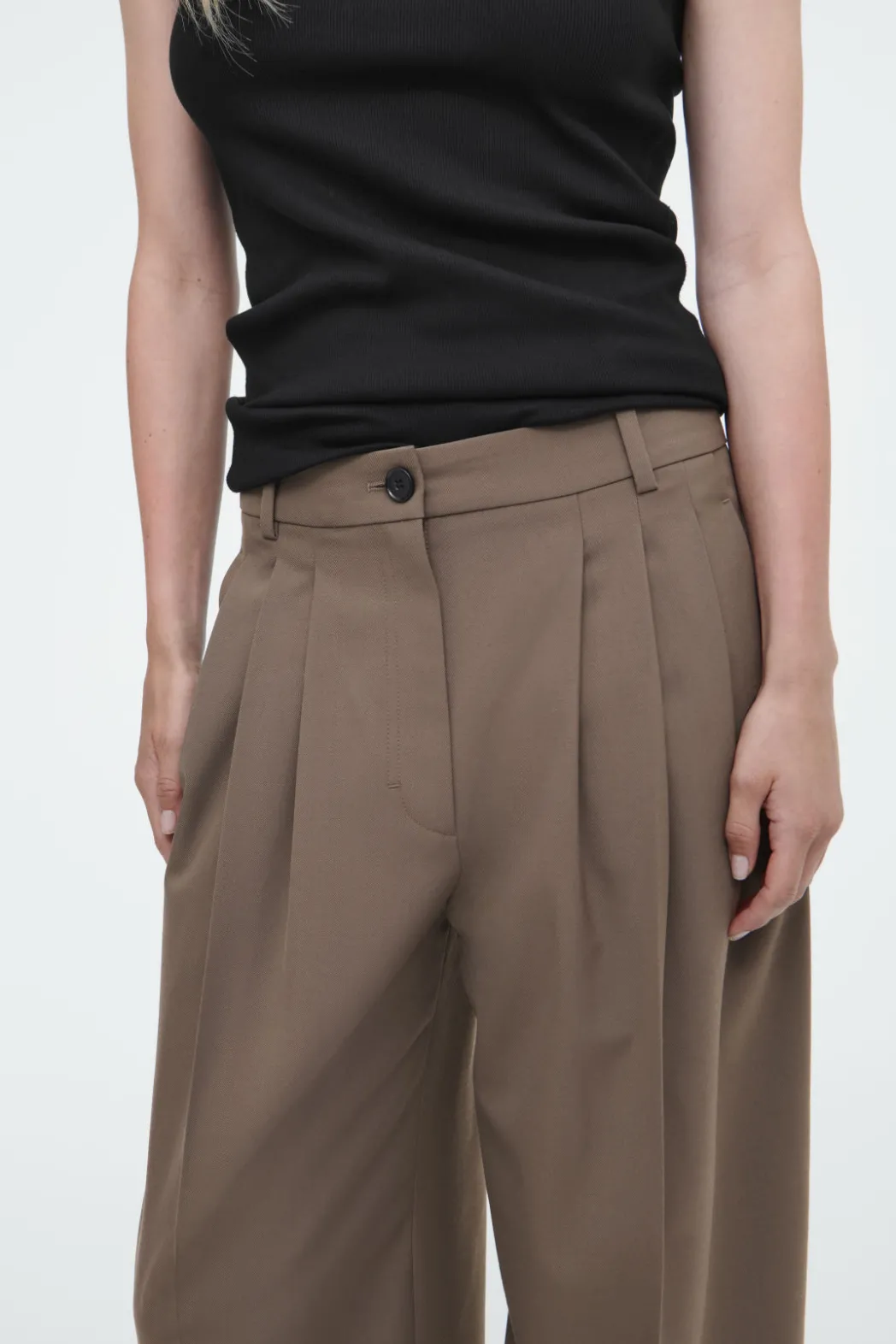 Online COS PLEATED BARREL-LEG WOOL-BLEND PANTS MOLE
