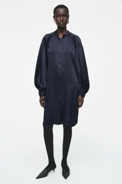 Outlet COS PLEATED-DETAIL SATIN MIDI DRESS NAVY